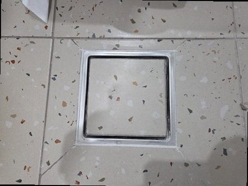 동안구 누수탐지 천장 얼룩과 욕실 바닥 주변의 누수 흔적을 확인하는 현장