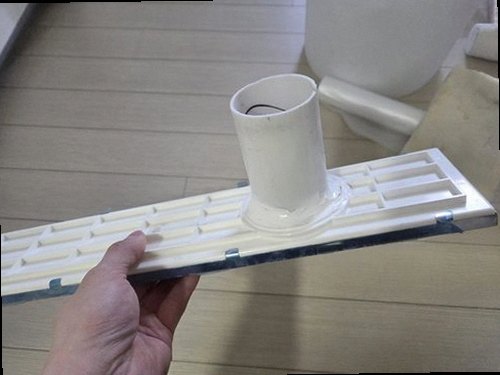 오산 누수탐지 수도계량기 별침과 욕실 누수 흔적을 확인하는 모습