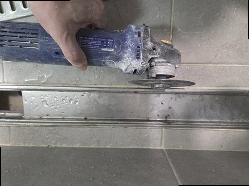 오산 누수탐지 가스탐지기와 청음탐지기를 활용해 배관 위치를 확인하는 모습