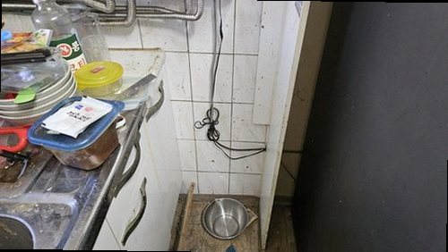 기장군 누수탐지 배수 트랩 연결부를 정비하고 누수 재발 여부를 확인하는 모습