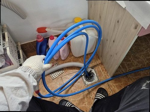부여군 누수탐지 공압검사와 청음탐지 장비로 배관 누수 위치를 확인하는 모습