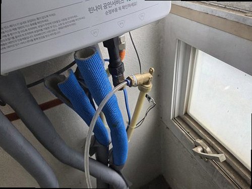 부여군 누수탐지 보일러와 배관 연결부를 확인하는 누수 점검 현장