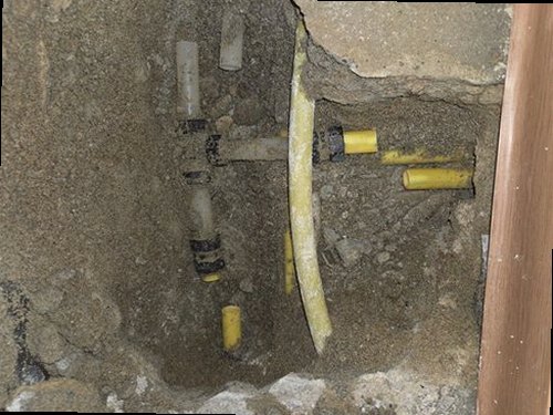 부여군 누수탐지 안방 천장에 발생한 누수 얼룩과 주변 보양 상태