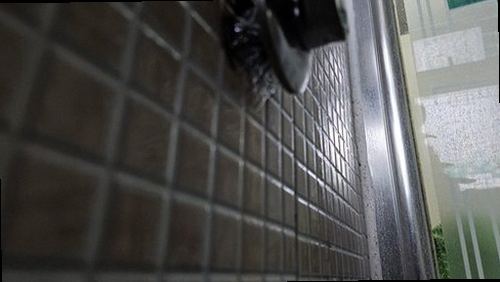 김포 누수탐지 베란다 천장과 창틀 주변의 누수 흔적을 확인하는 모습