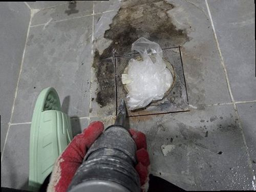 김포 누수탐지 욕실 바닥과 배수구 주변 누수 점검 장면
