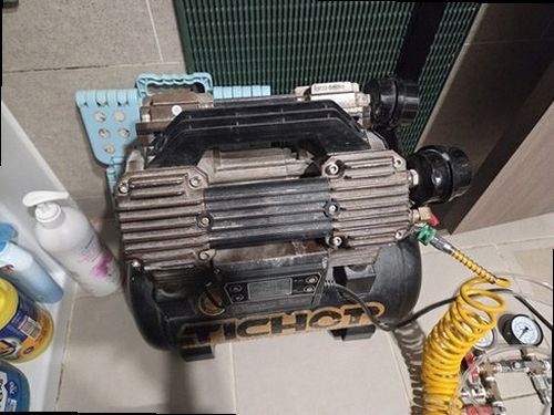 청주시 서원구 누수탐지 욕실 천장 물자국과 타일 주변 누수 피해를 확인하는 모습
