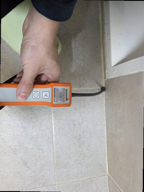 영도구 누수탐지 안방 천장 얼룩과 벽지 변색이 나타난 누수 점검 전 모습
