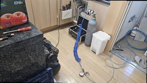 안성 누수탐지 수도계량기 별침과 배관 누수 여부를 확인하는 모습