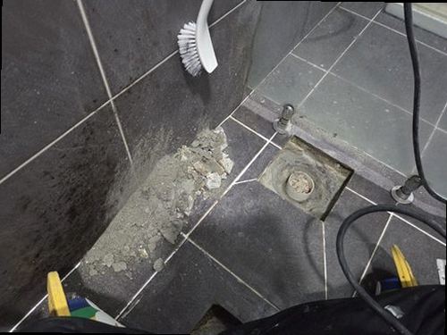 안성 누수탐지 누수 피해가 나타난 욕실 바닥과 벽면