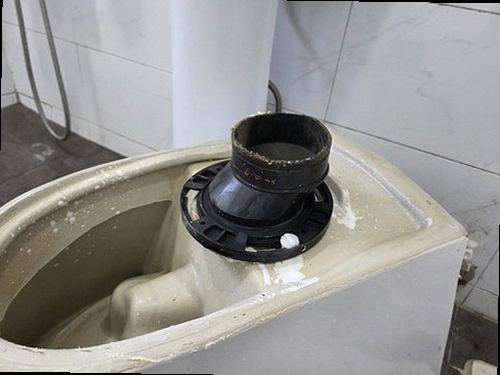 안성 누수탐지 욕실 천장 얼룩과 배관 누수 점검 모습