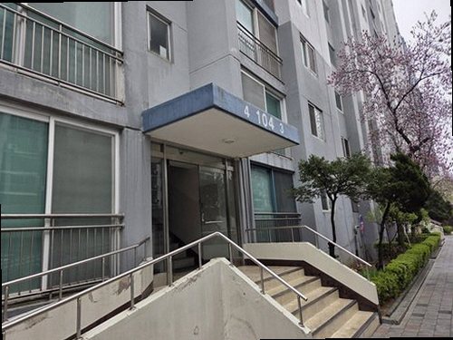 금산군 누수탐지 천장 누수 흔적과 벽면 수분 상태를 확인하는 모습