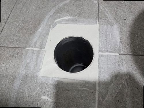 병점구 누수탐지 베란다 천장 모서리에 번진 누수 흔적과 습기 상태