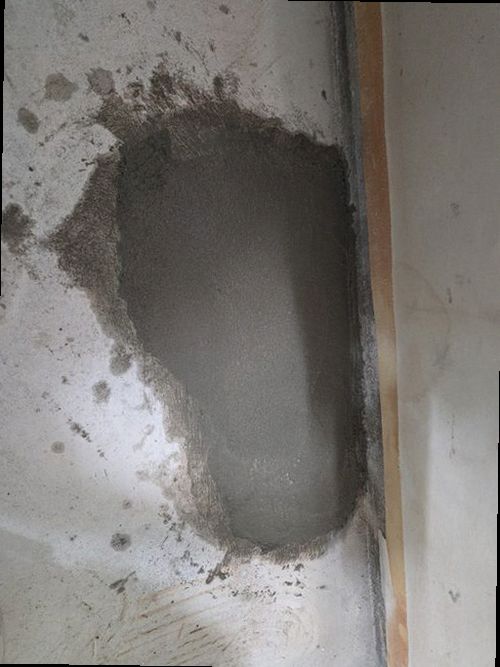병점구 누수탐지 배관 보수 후 압력 변화를 확인하고 벽체를 복구하는 모습