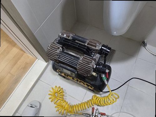 시흥 누수탐지 보일러와 난방 분배기 배관 상태를 확인하는 점검 현장