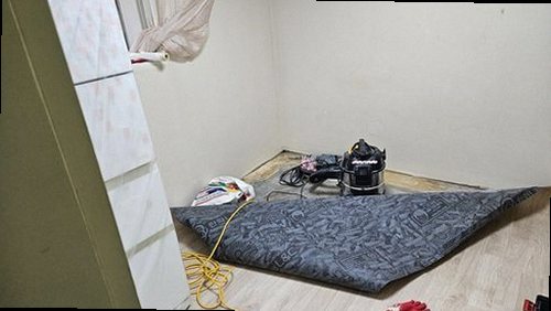 시흥 누수탐지 벽과 천장에 나타난 누수 흔적을 확인하는 모습