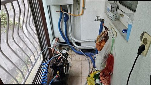 성북구 누수탐지 천장 누수 흔적과 점검 항목을 확인하는 현장 모습