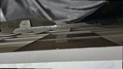 성북구 누수탐지 천장 누수 흔적과 수분 측정기를 확인하는 현장