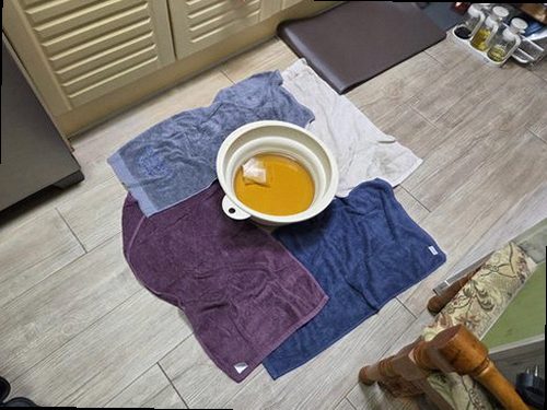 성북구 누수탐지 천장과 벽면의 누수 흔적을 확인하는 모습