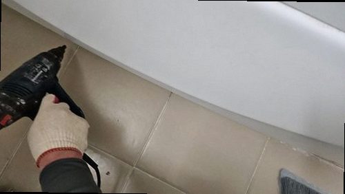 성북구 누수탐지 베란다 천장 얼룩과 벽면 습기 상태를 확인하는 모습