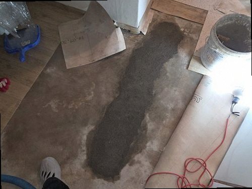도봉구 누수탐지 싱크대 하부장과 주방 벽면 누수 흔적을 확인하는 현장