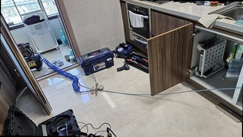 의정부 누수탐지 주택 내부 배관과 누수 발생 위치를 분석하는 모습