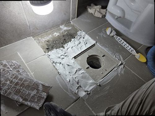 마포구 누수탐지 베란다와 맞닿은 거실 벽면의 누수 얼룩 현장