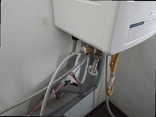 영등포구 누수탐지 압력 게이지와 청음 장비로 배관 누수 위치를 분석하는 모습