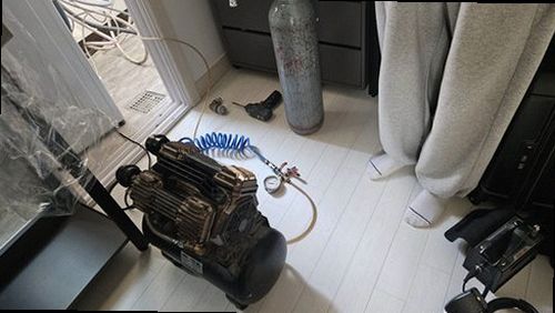 영등포구 누수탐지 천장에 번진 누수 흔적과 벽지 들뜸을 확인하는 모습