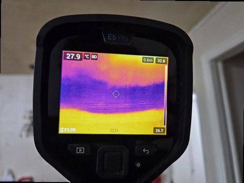 강북구 누수탐지 천장과 벽에 생긴 누수 흔적을 점검하는 모습