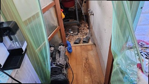 분당구 누수탐지 베란다 천장 누수 흔적과 창틀 주변 점검 모습
