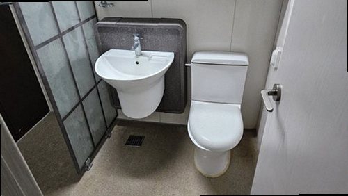 상록구 누수탐지 안방 벽지 하단의 물고임과 벽면 수분 흔적을 확인하는 모습