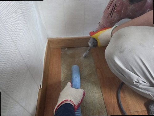 상록구 누수탐지 천장과 벽면의 누수 흔적 및 물자국을 확인하는 모습