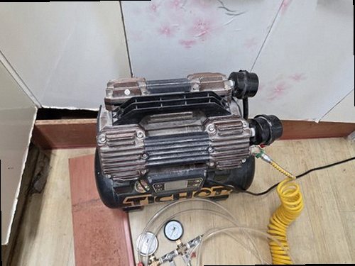 상록구 누수탐지 벽과 천장에 나타난 누수 흔적을 확인하는 모습