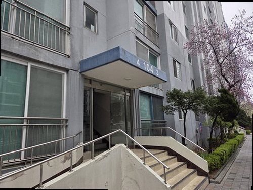 금정구 누수탐지 천장 물자국과 주변 벽지 들뜸을 확인하는 모습