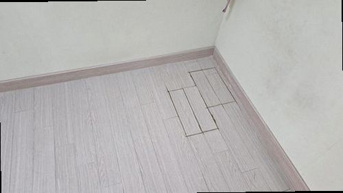 대전 서구 누수탐지 천장 얼룩과 벽면 습기 흔적을 확인하는 모습