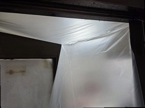광명 누수탐지 싱크대 하부 급수관과 배수 트랩 점검 모습