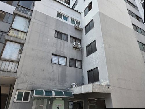 광명 누수탐지 누수 보수 후 건조와 마감 상태를 확인하는 모습