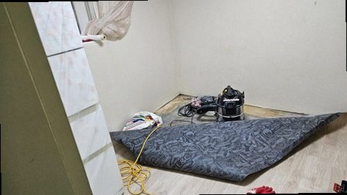부산 강서구 누수탐지 거실 천장 누수 흔적과 벽면 수분 상태를 확인하는 현장