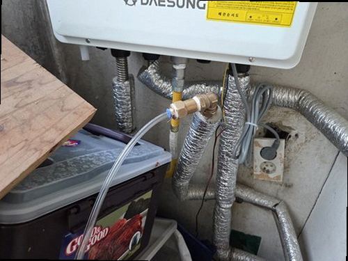 부산 서구 누수탐지 욕실 바닥과 배관 연결부를 확인하는 누수 점검 현장