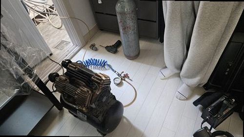 부산 서구 누수탐지 욕실 유가와 타일 방수층 주변을 점검하는 모습