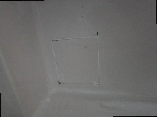 연수구 누수탐지 누수 점검을 위해 수도계량기와 보일러 상태를 확인하는 장면