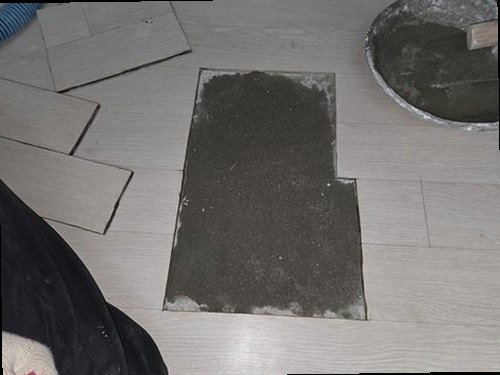 노원구 누수탐지 주방 천장 얼룩과 전등 주변 누수 흔적을 확인하는 모습