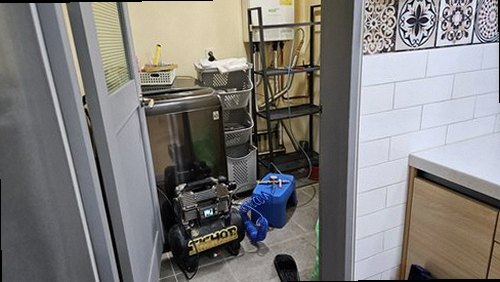 용산구 누수탐지 천장과 벽면에 번진 누수 흔적을 확인하는 모습