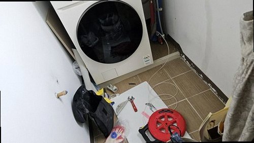 용산구 누수탐지 보일러 주변 배관을 분리하고 압력 게이지로 공압을 측정하는 모습