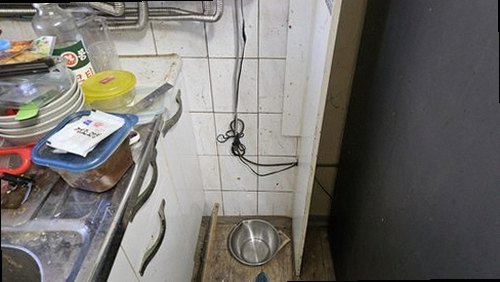 용산구 누수탐지 천장 물자국과 벽면 습기 상태를 확인하는 모습