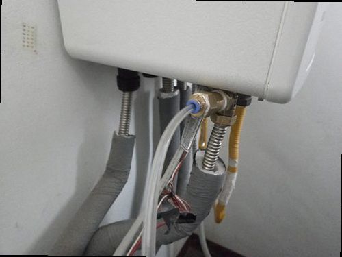 포천 누수탐지 수도계량기 별침과 공압측정기를 확인하는 누수 점검 현장