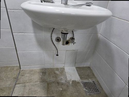포천 누수탐지 누수 위치를 확인한 뒤 배관 보수와 바닥 마감을 진행하는 모습