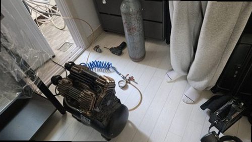 일산동구 누수탐지 가스탐지기와 청음탐지기를 활용해 배관 누수 위치를 확인하는 모습