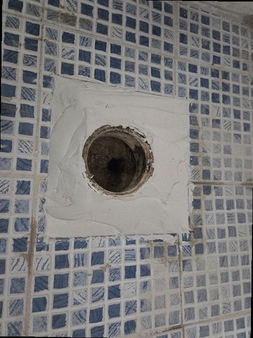 과천 누수탐지 싱크대 하부장과 변색된 벽지 점검 모습