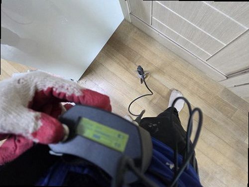 군포 누수탐지 가스탐지기와 청음탐지기로 배관 누수 위치를 확인하는 모습